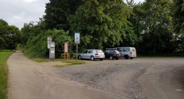 Wir verlassen den Parkplatz nach rechts und folgen dem Weg bis zur nächsten Wegegabelung. 