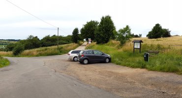 Wir landen wieder am Parkplatz Rolandstr. und gehen rechts den Schotterweg zurück zum Kapellenparkplatz.