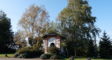 Wir fahren den Rodderberg über die Vulkanstraße in Niederbachem an und parken hinter einer kleinen liebevoll gepflegten Kapelle rechts auf dem ausgeschilderten Wanderparkplatz.