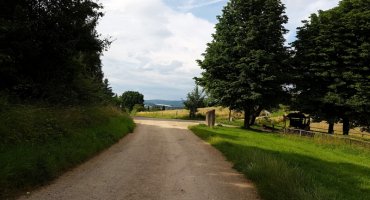 Nach wenigen Schritten sehen wir wieder die Kapelle – gönnen Sie sich einen Besuch.