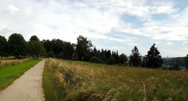 Zur rechten Seite liegt der Broichhof mit seinen Weiden.