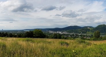 Danach öffnet sich der Blick wieder – wir haben einen schönen Blick auf den Rhein mit Bonn und gegenüber Königswinter unterhalb des Siebengebirges mit Petersberg, Drachenschloss und Drachenburg.