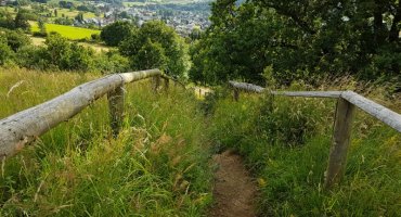 Wenn Sie sich von diesem Panorama lösen können, gehen Sie über den rechten kleinen steilen Pfad wieder von der Kuppe runter.