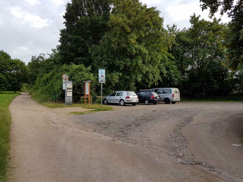 Wir verlassen den Parkplatz nach rechts und folgen dem Weg bis zur nächsten Wegegabelung. 