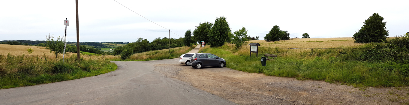 Wir landen wieder am Parkplatz Rolandstr. und gehen rechts den Schotterweg zurück zum Kapellenparkplatz.