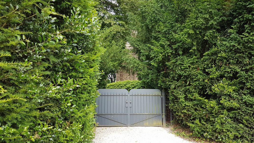 Bevor man den Abstieg zum Rolandbogen vornimmt sollte man auf der linken Seite den Wohnturm beachten.Der "Humboldttum (Rath'scher Turm) stammt aus dem Jahr 1848 und wurde von Ernst Friedrich Zwirner als Architekt ausgeführt. 