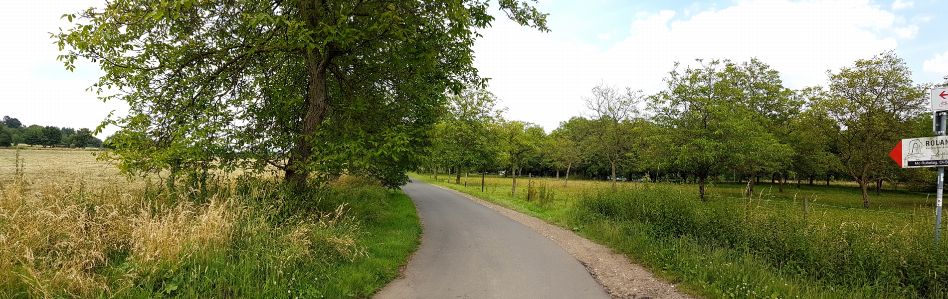 Wir folgen der Straße.