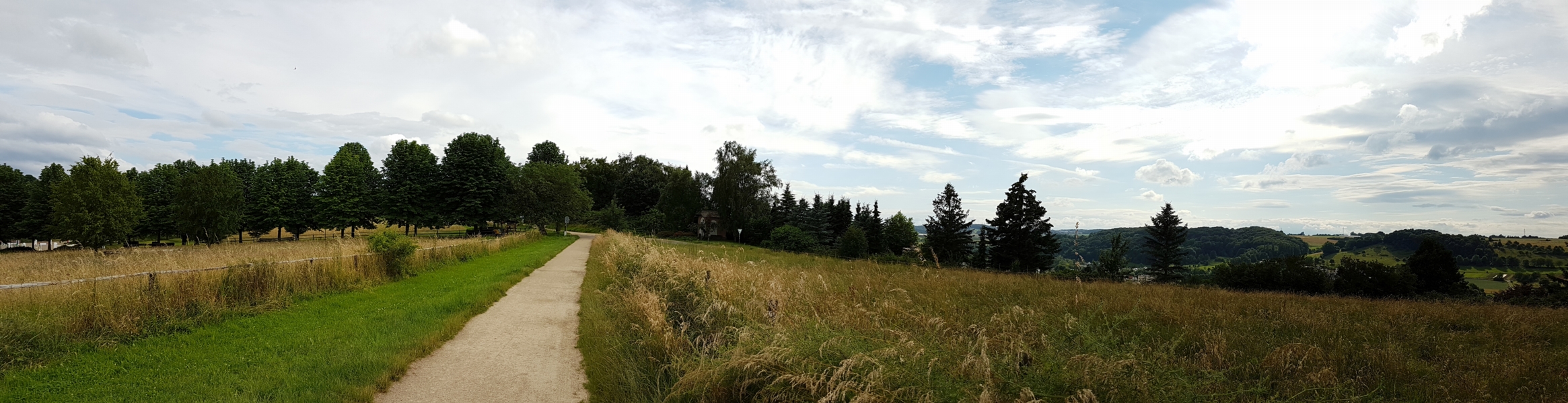 Zur rechten Seite liegt der Broichhof mit seinen Weiden.