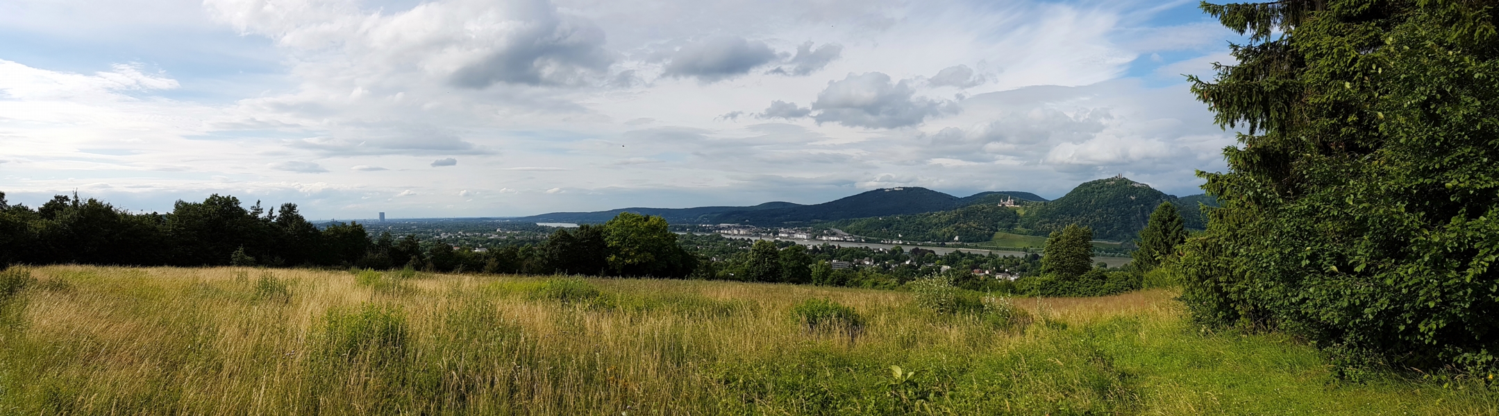 Danach öffnet sich der Blick wieder – wir haben einen schönen Blick auf den Rhein mit Bonn und gegenüber Königswinter unterhalb des Siebengebirges mit Petersberg, Drachenschloss und Drachenburg.